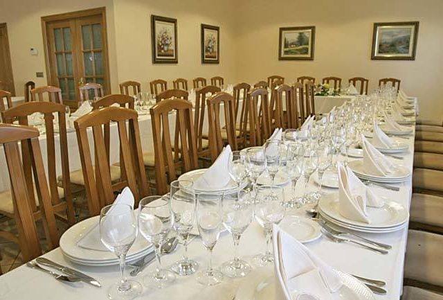 Hotel Restaurante Moneda mesa con platos
